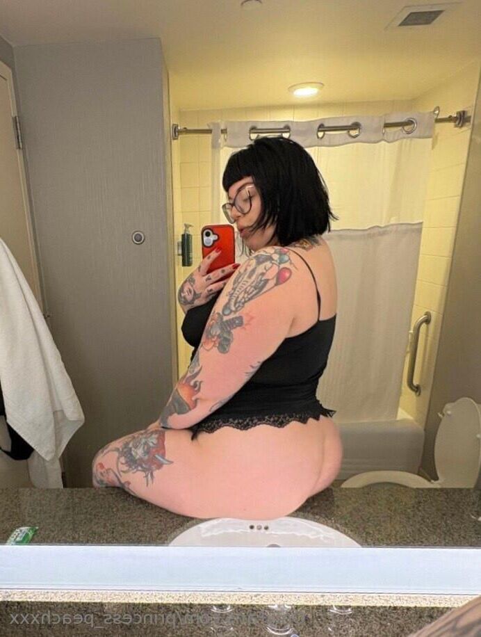 Bimbo Big Ass Big Boobs Tattooed Gorgeous Anal Girl With Glasses