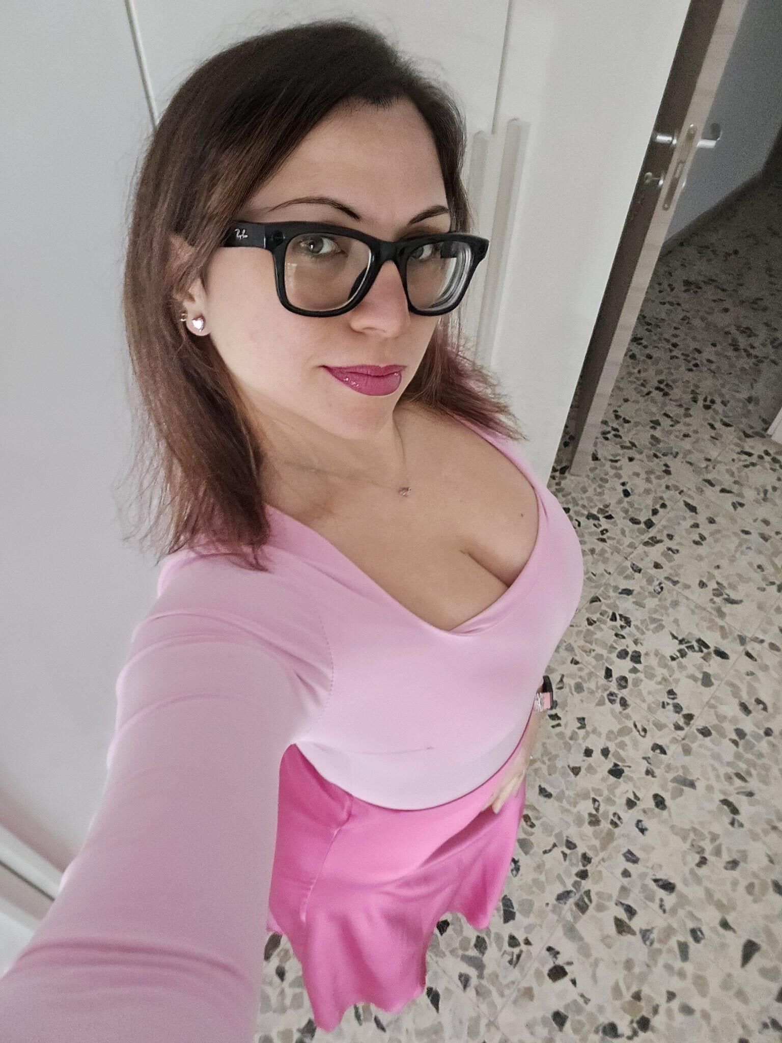 Sara Big Ass Big Boobs Sexy Italian Wife with Glasses Hot Shots