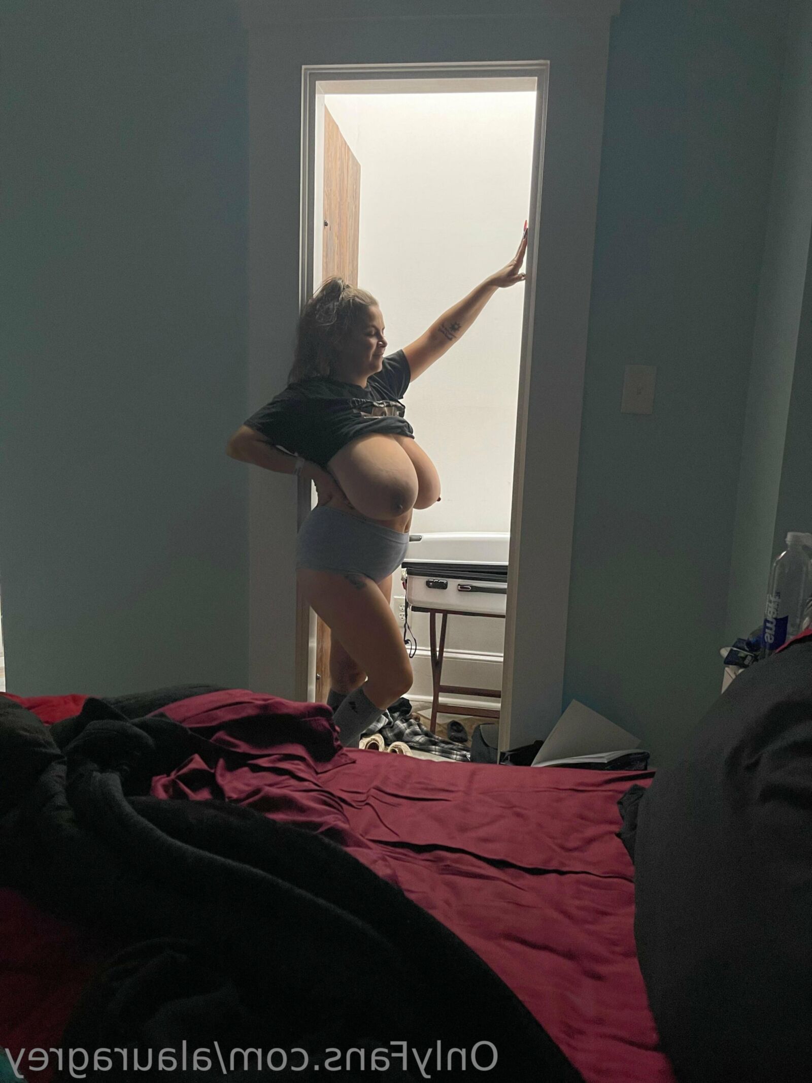 Alaura Giant Boobs Curvy Sexy Beauty Milf Mixed Hot Photos