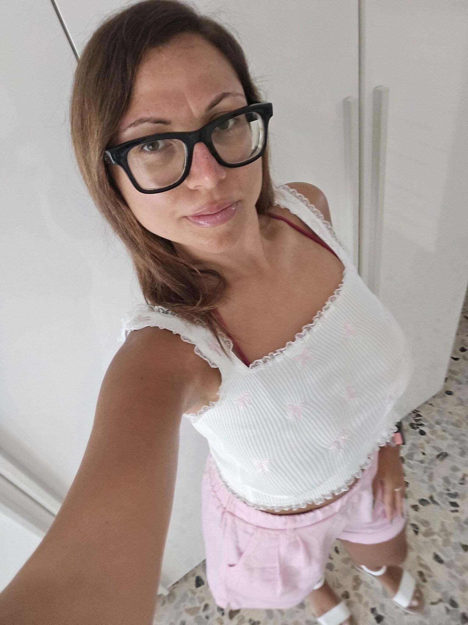Sara Big Ass Big Boobs Sexy Italian Wife with Glasses Hot Shots