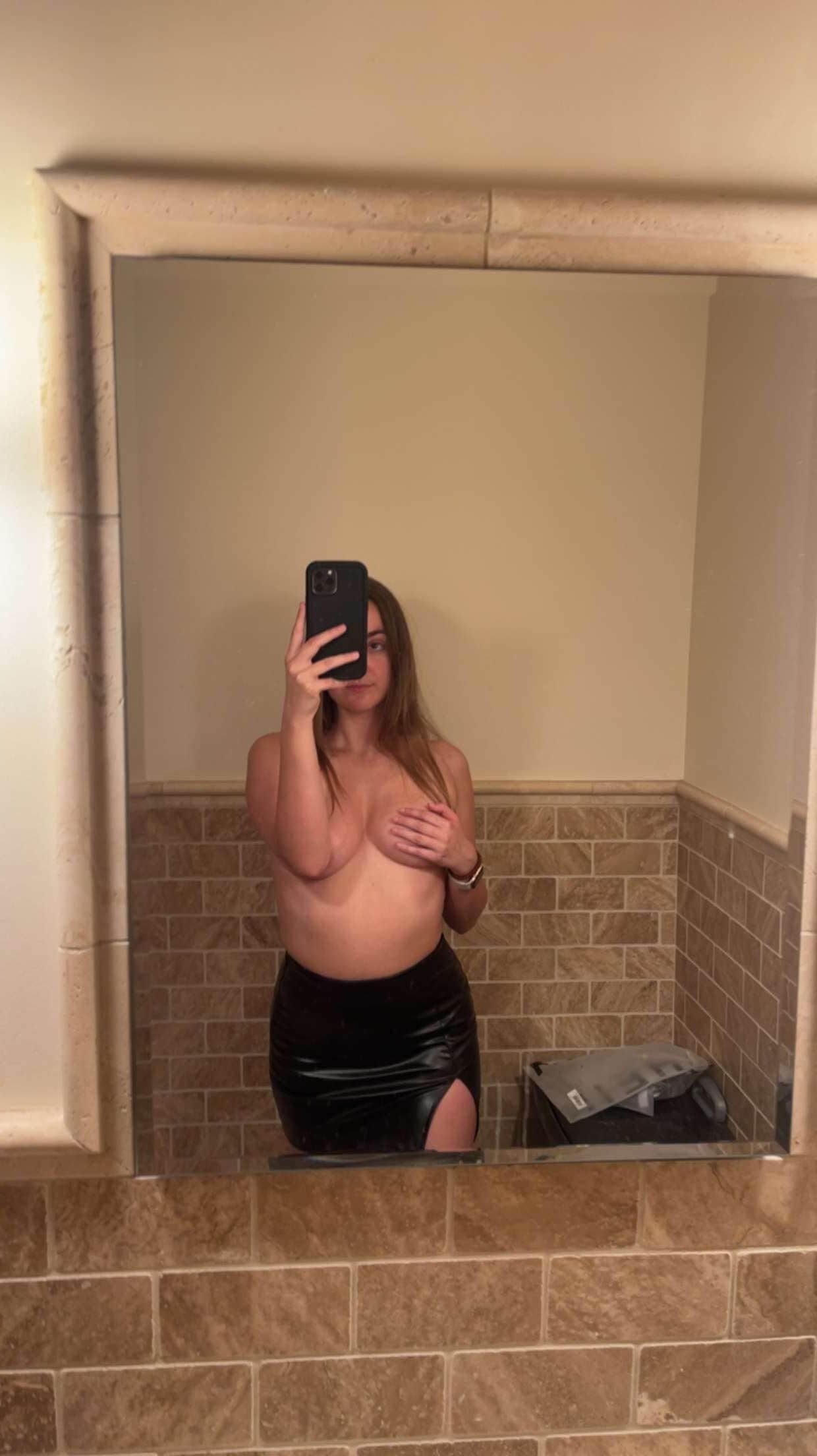 Stolen photos of Rebecca. Enjoy her boobs.