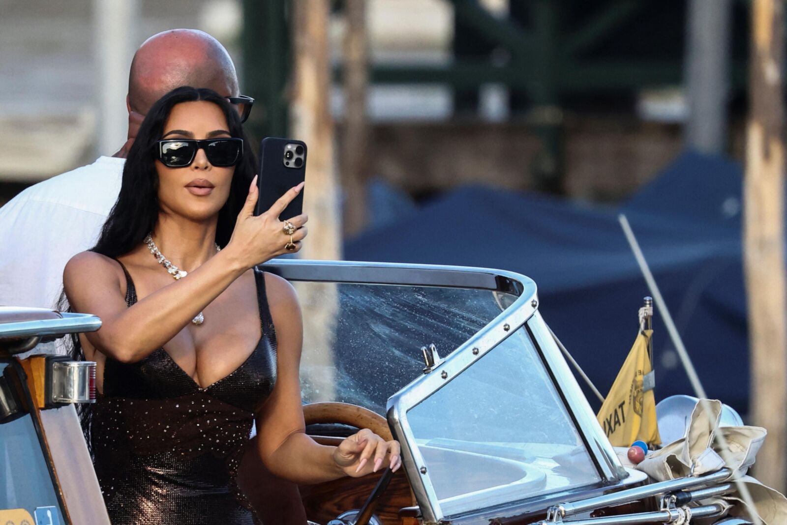 KIM and KHLOE KARDASHIAN En Route to Jeff Bezos’ Wedding