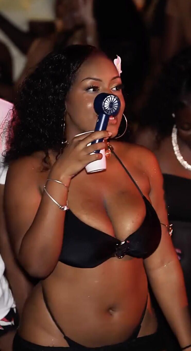 BAJAN GIRLS WITH BIG SAGGIES