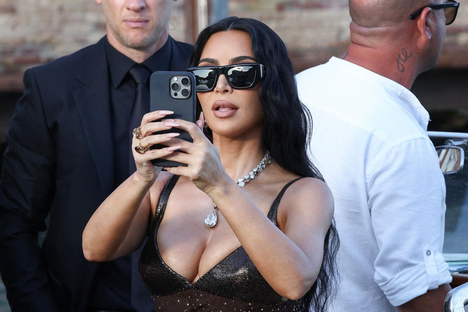 KIM and KHLOE KARDASHIAN En Route to Jeff Bezos’ Wedding
