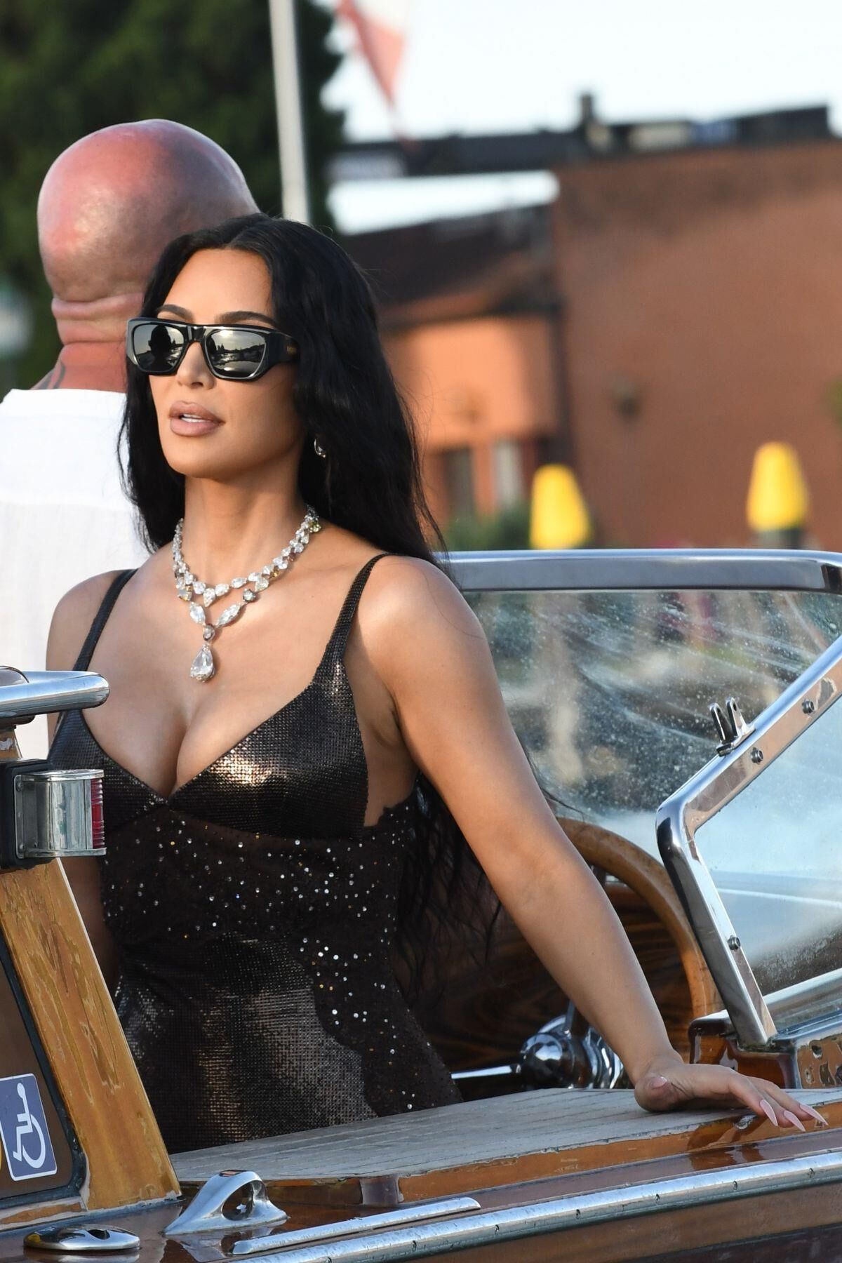 KIM and KHLOE KARDASHIAN En Route to Jeff Bezos’ Wedding