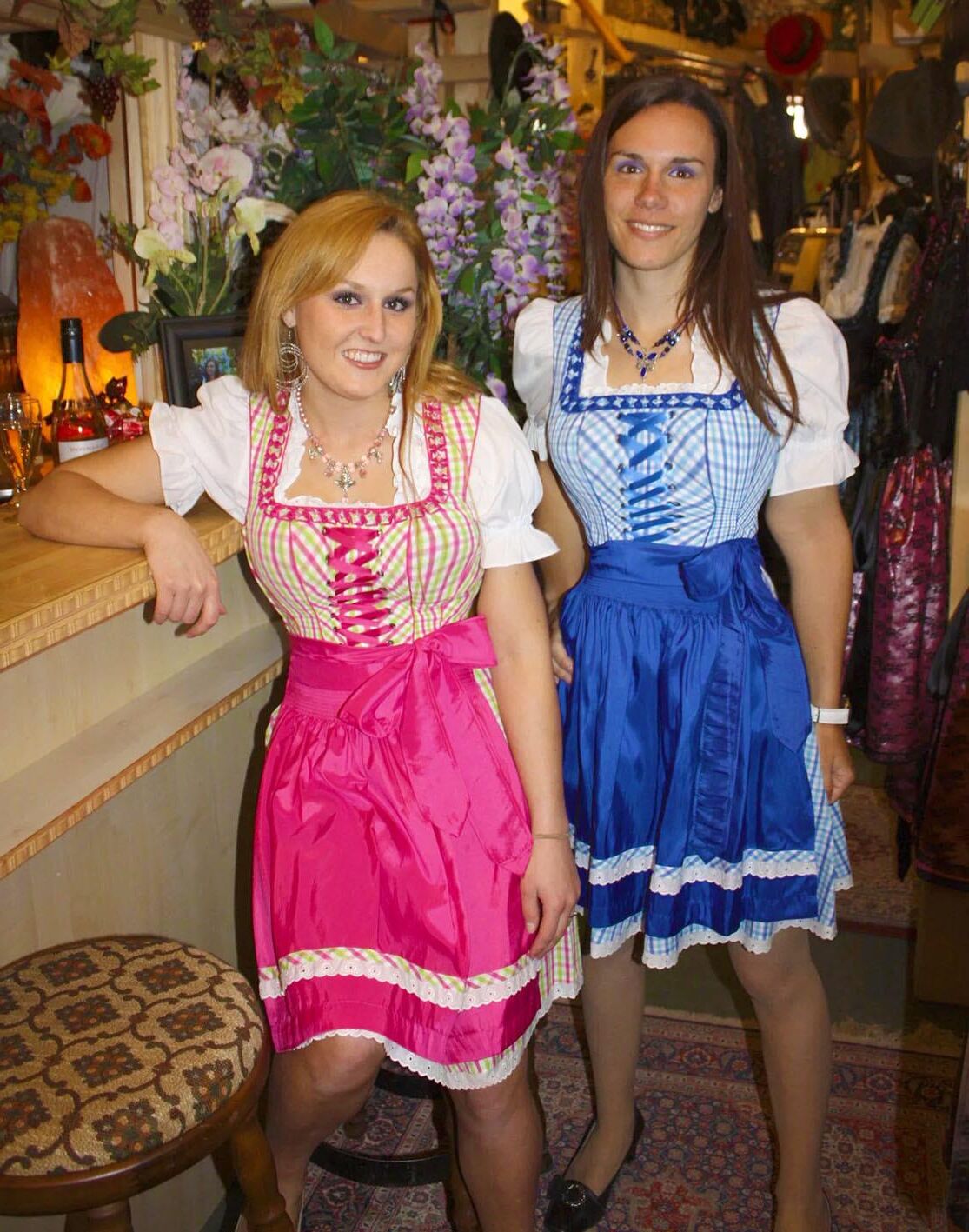 Fesche Madln im Dirndl Zum VierHundertsechst`n