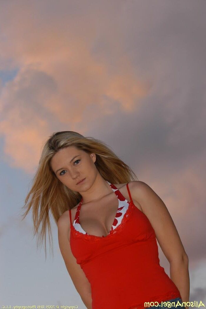 Alison tippt am Strand aus