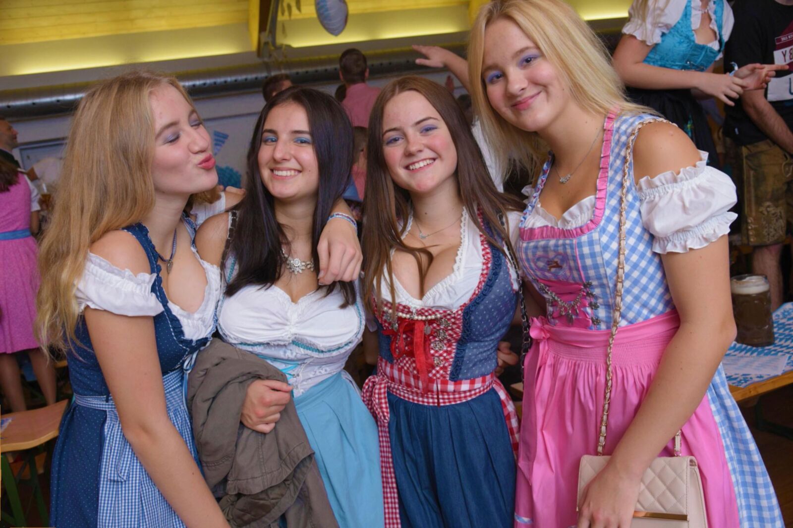 Fesche Madln im Dirndl Zum VierHundertsechst`n