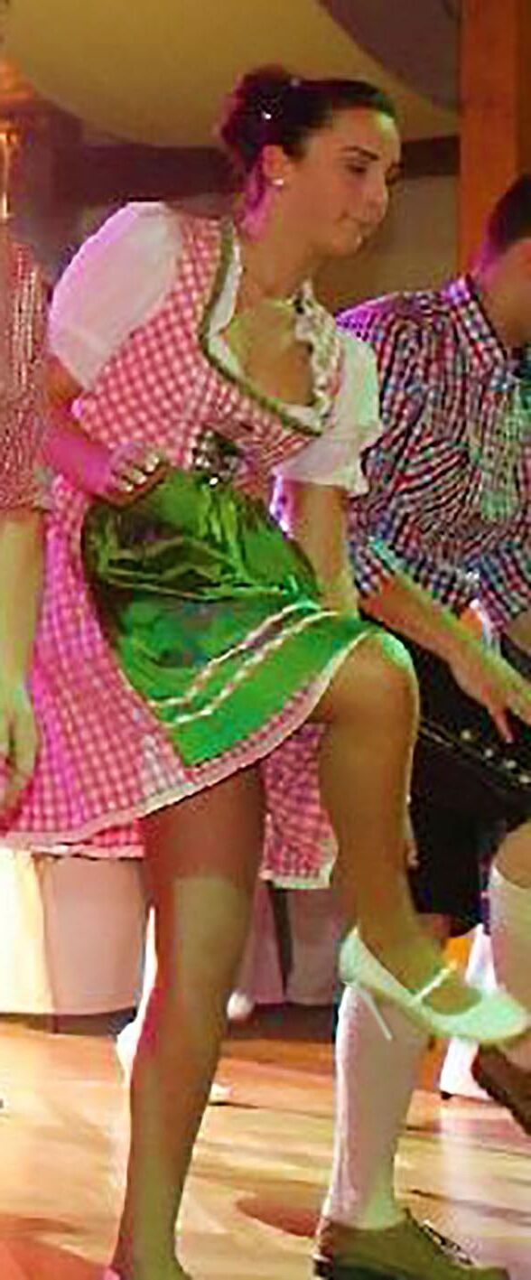 Fesche Madln im Dirndl Zum VierHundertsechst`n
