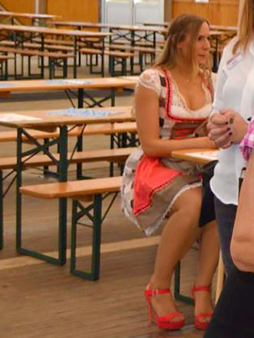 Fesche Madln im Dirndl Zum VierHundertsechst`n