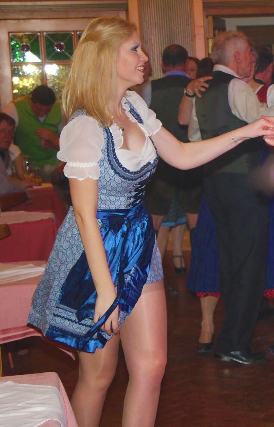 Fesche Madln im Dirndl Zum VierHundertsechst`n