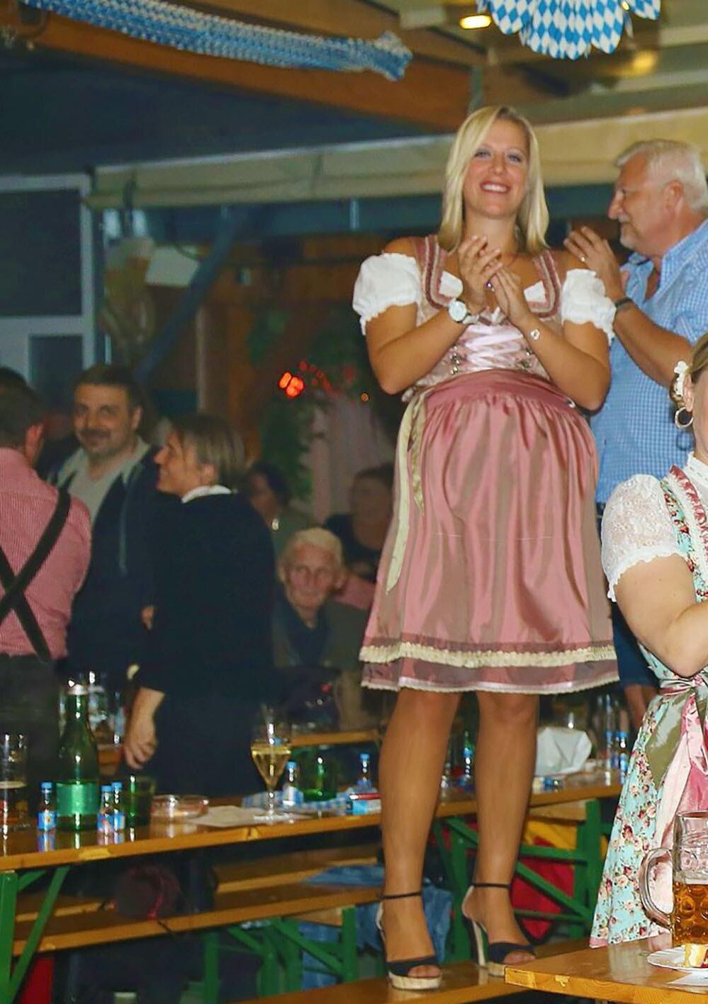 Fesche Madln im Dirndl Zum VierHundertsechst`n