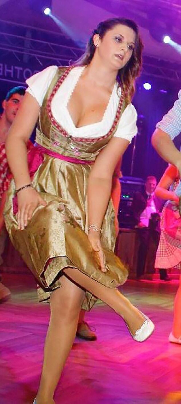 Fesche Madln im Dirndl Zum VierHundertsechst`n