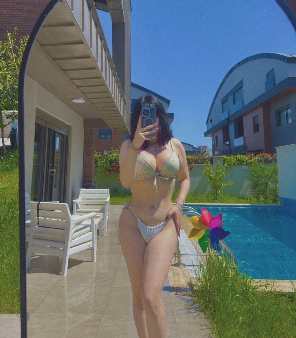Ezra riesige Brüste Big Ass Beauty türkisch Brünette Analmädchen gemischt