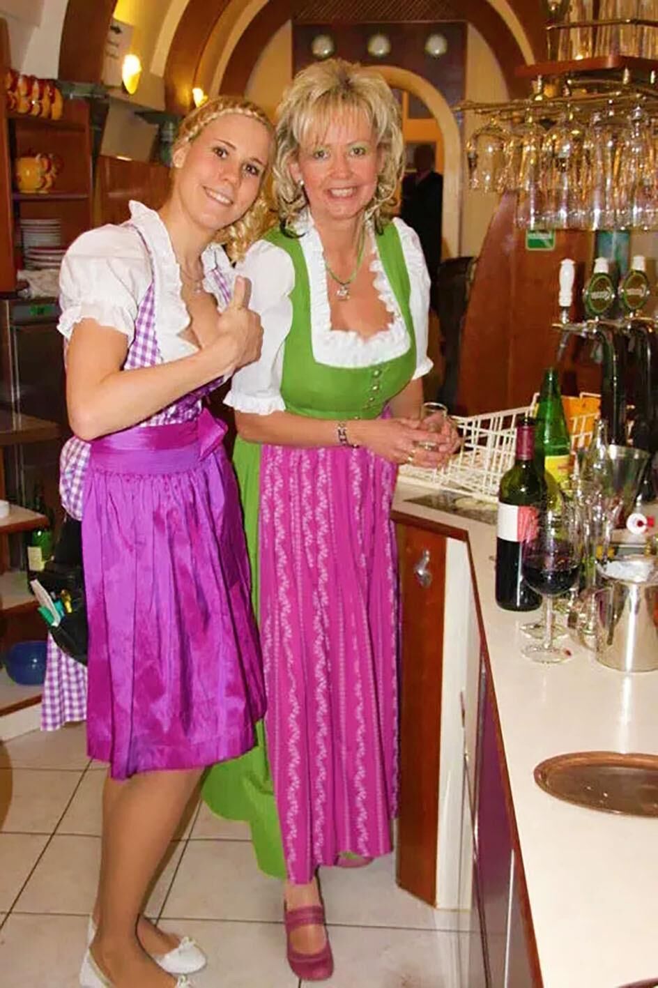 Fesche Madln im Dirndl Zum VierHundertsechst`n