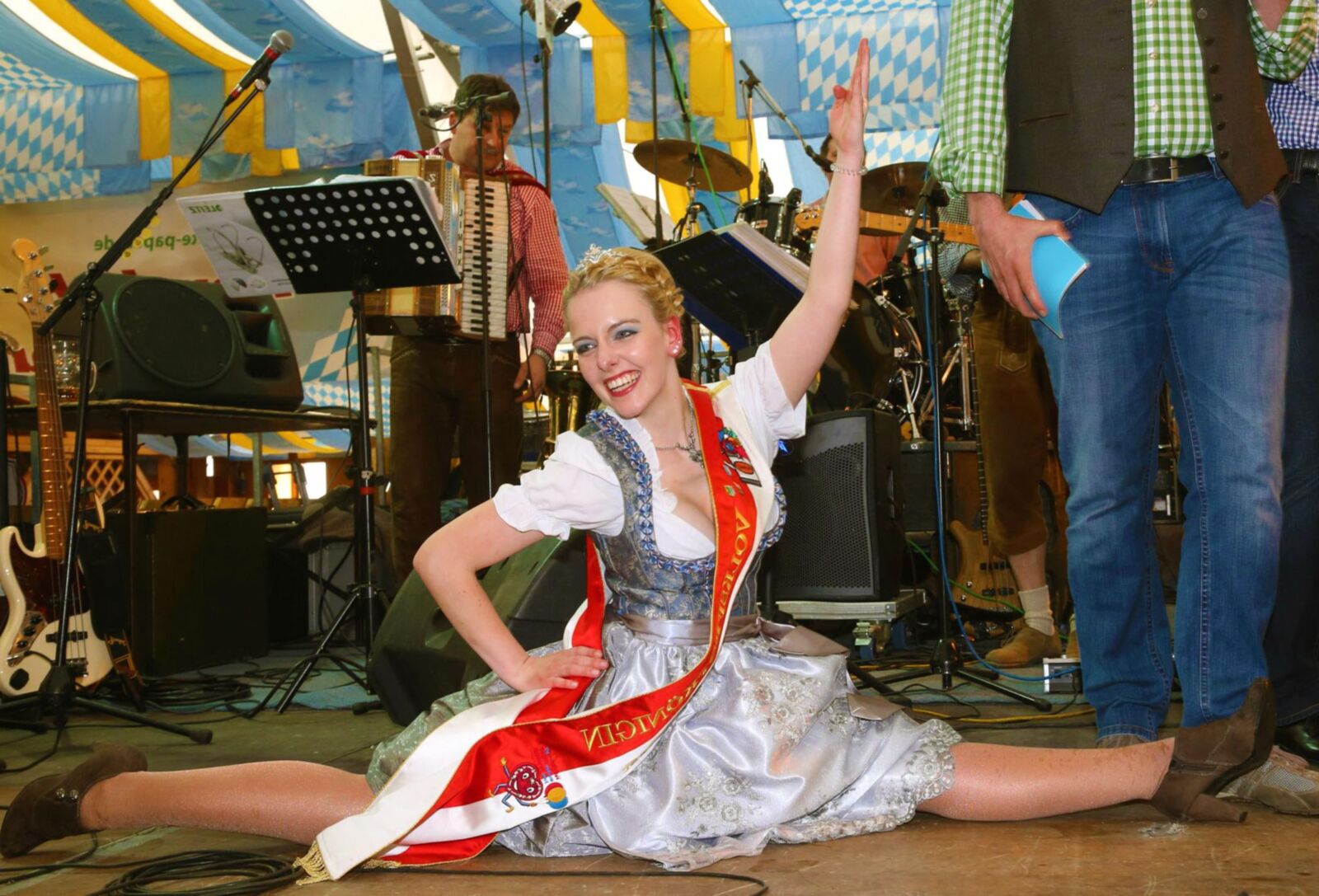 Fesche Madln im Dirndl Zum VierHundertsechst`n