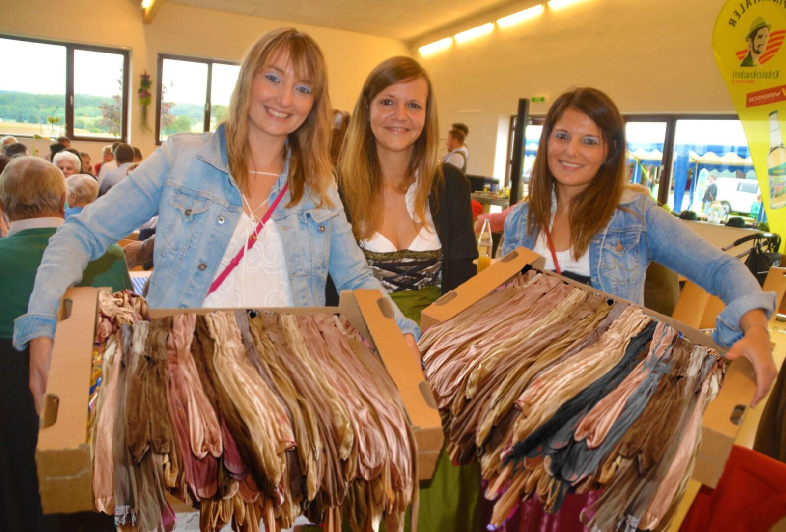 Fesche Madln im Dirndl Zum VierHundertsechst`n