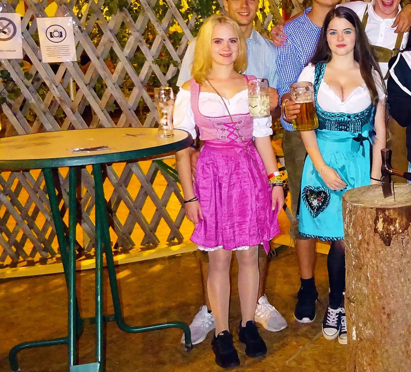 Fesche Madln im Dirndl Zum VierHundertsechst`n