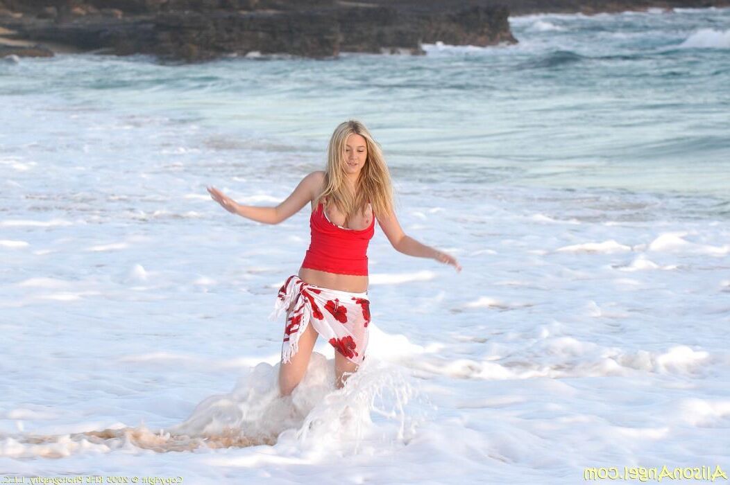 Alison tippt am Strand aus