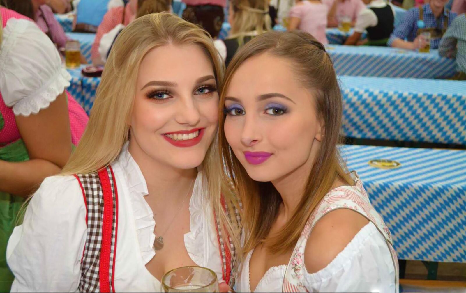Fesche Madln im Dirndl Zum VierHundertsechst`n