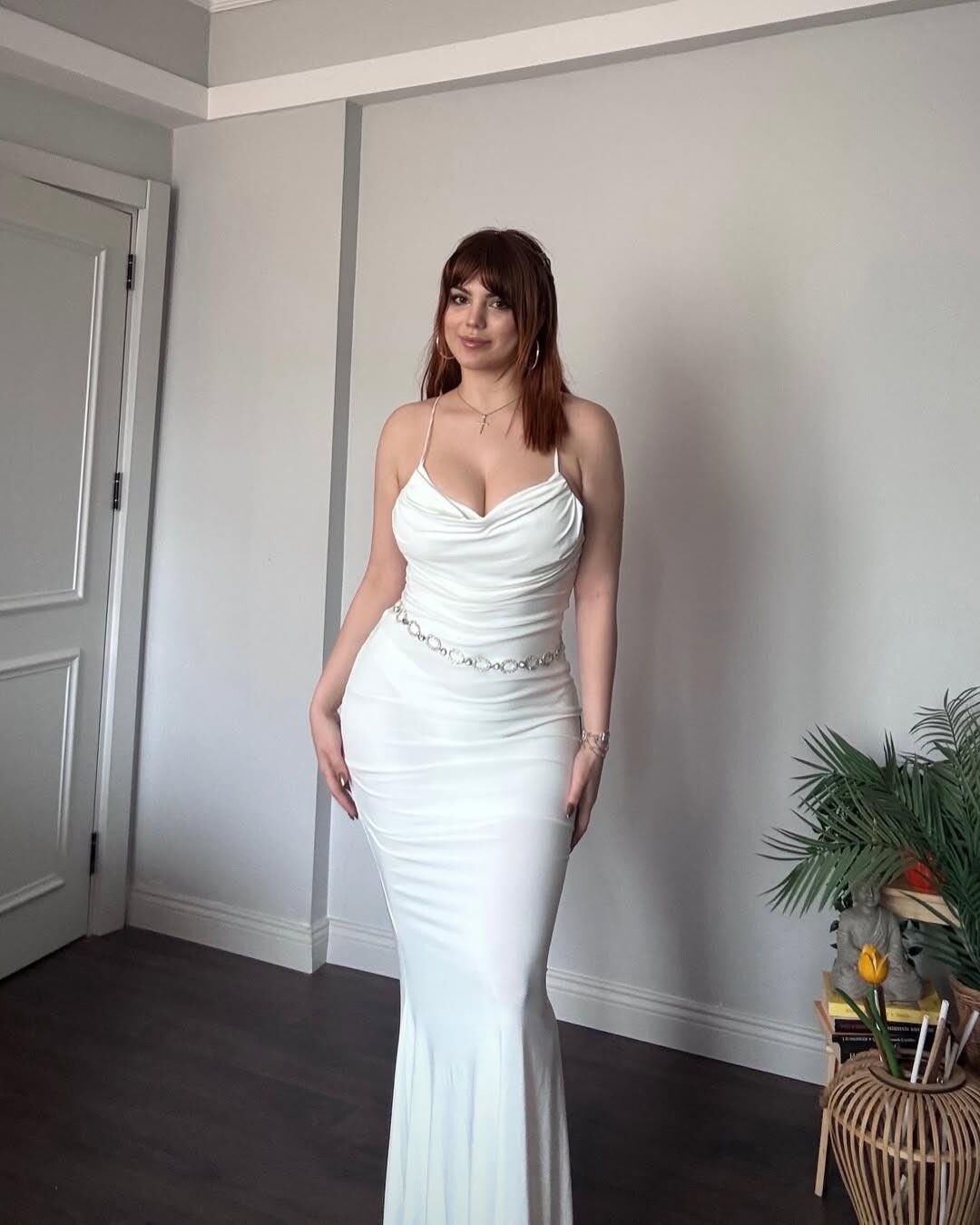 Ezra riesige Brüste Big Ass Beauty türkisch Brünette Analmädchen gemischt