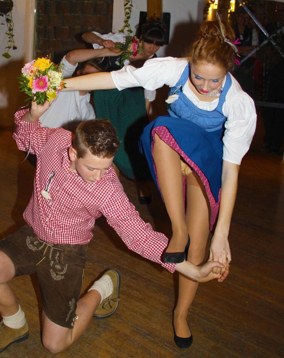 Fesche Madln im Dirndl Zum VierHundertsechst`n