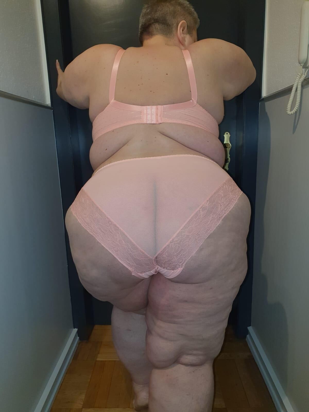  KG SSBBW fat slut shows proud her body