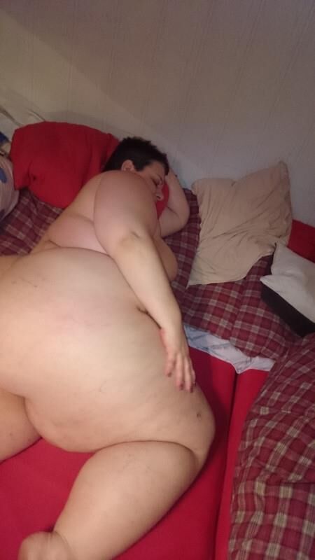 Fat german KG SSBBW fuckslut showing increddible body