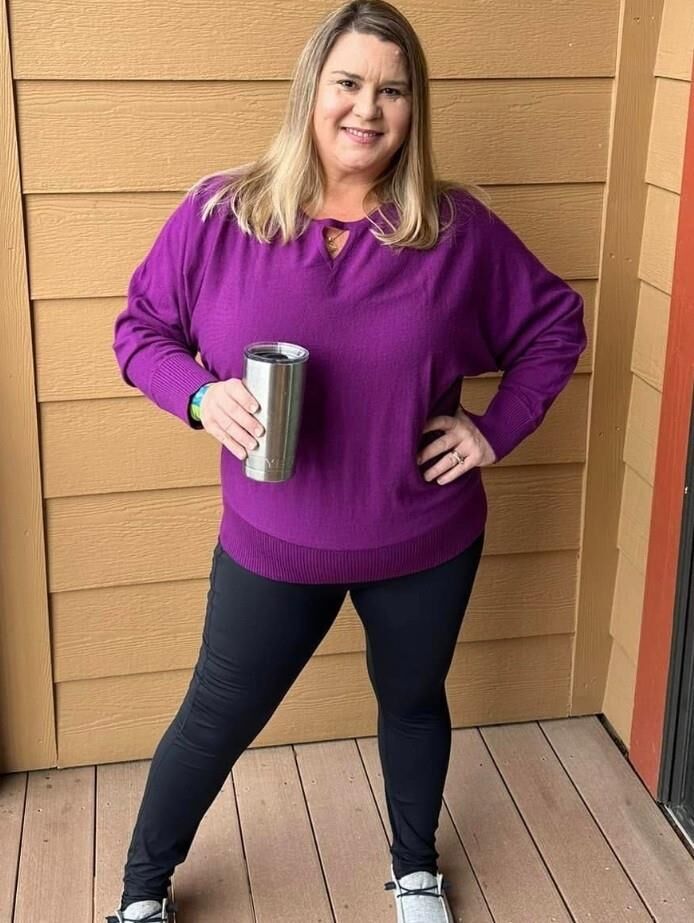 Fett BBW Blonde Frau, die Kleidung abgieß