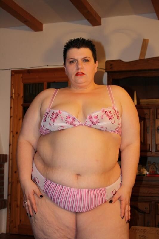 ランジェリーの脂肪とかなりドイツ語のSSBBW主婦