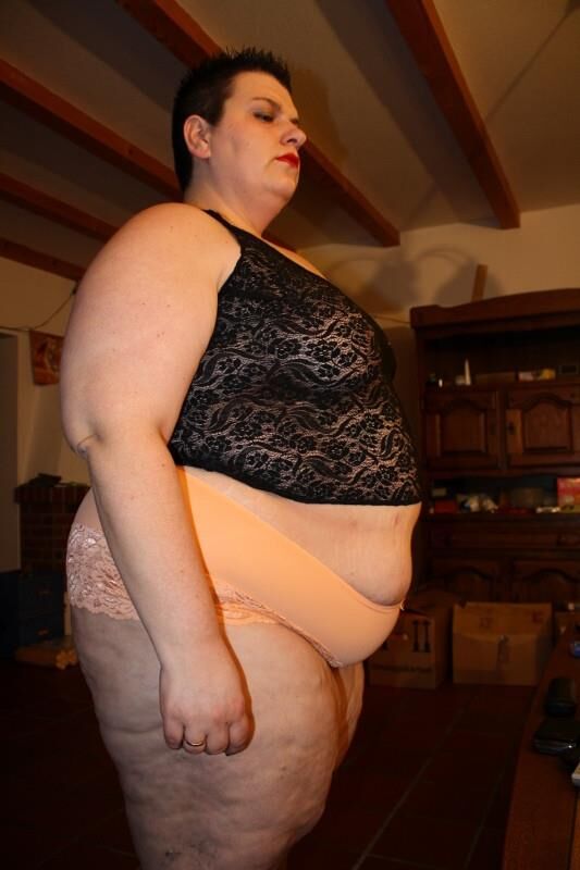 ランジェリーの脂肪とかなりドイツ語のSSBBW主婦