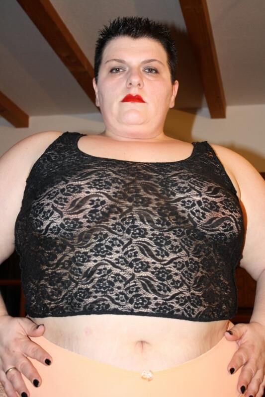 ランジェリーの脂肪とかなりドイツ語のSSBBW主婦