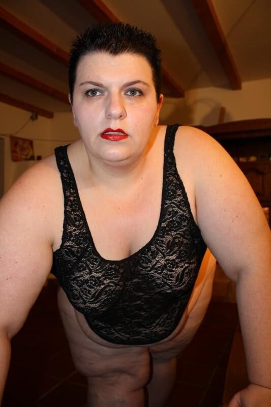 ランジェリーの脂肪とかなりドイツ語のSSBBW主婦