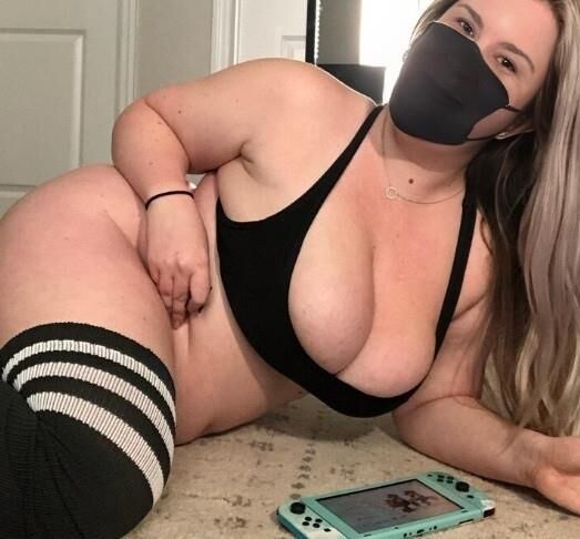 Fett BBW Blonde Frau, die Kleidung abgieß