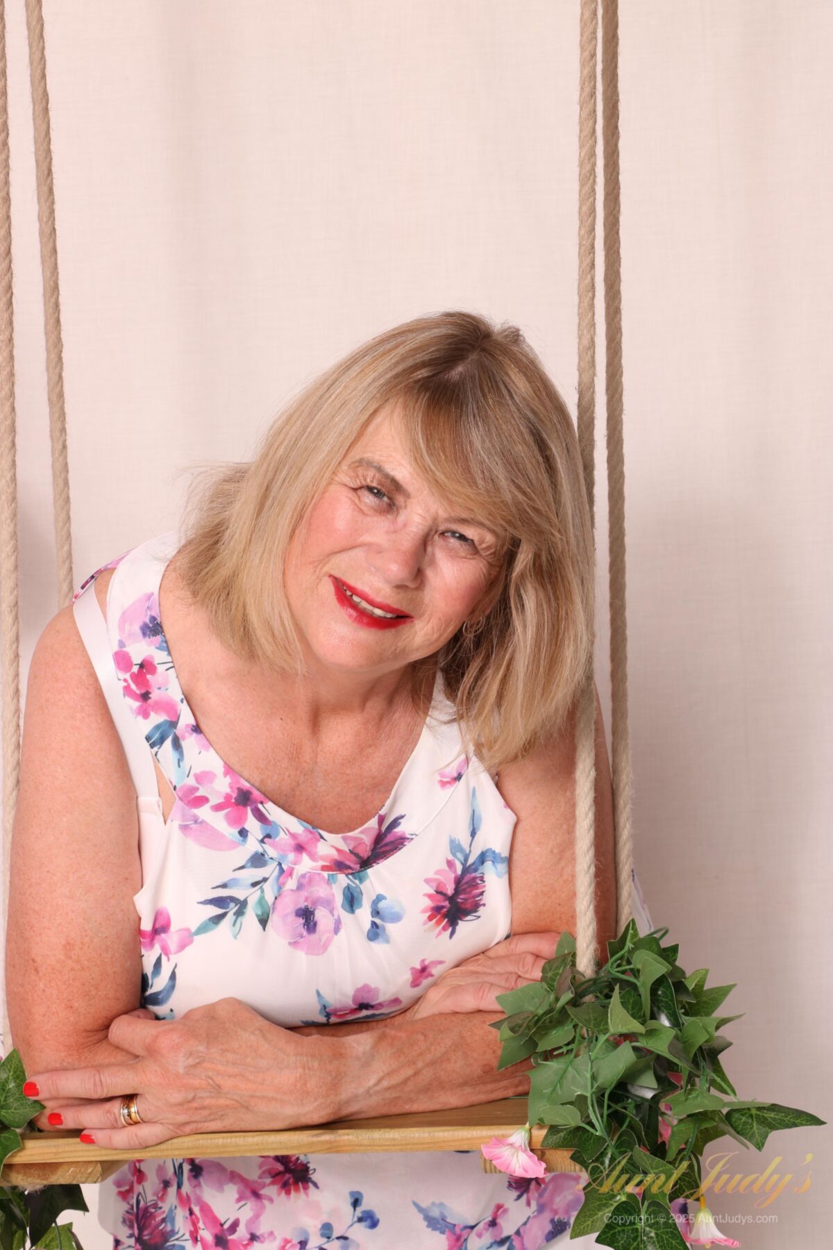 . Elle also known as Lady Jane. A sexy fat Granny