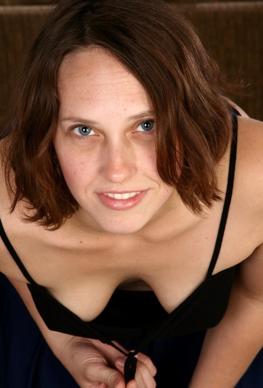 Haarige inked brünette milf mit schönen titten dalia