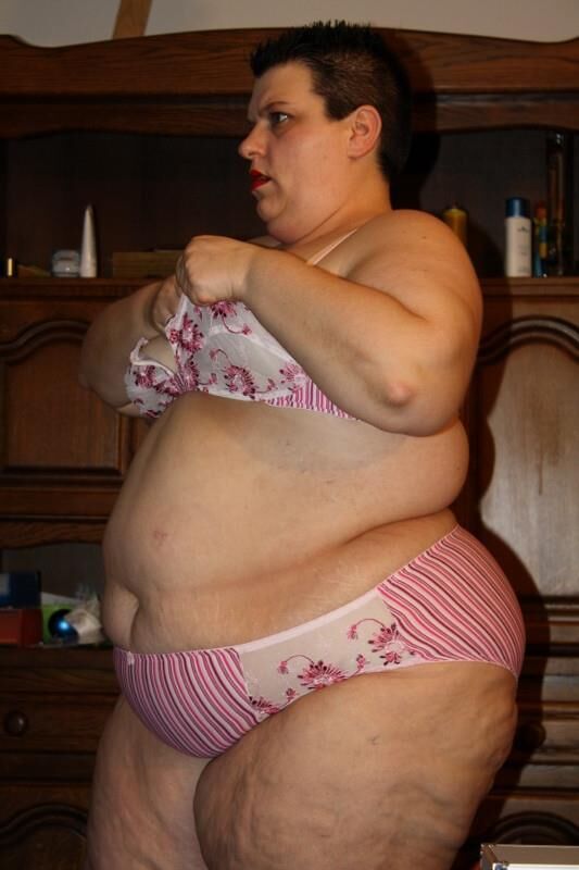 ランジェリーの脂肪とかなりドイツ語のSSBBW主婦