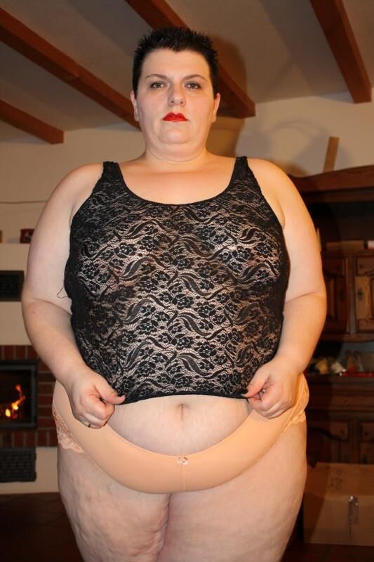 ランジェリーの脂肪とかなりドイツ語のSSBBW主婦