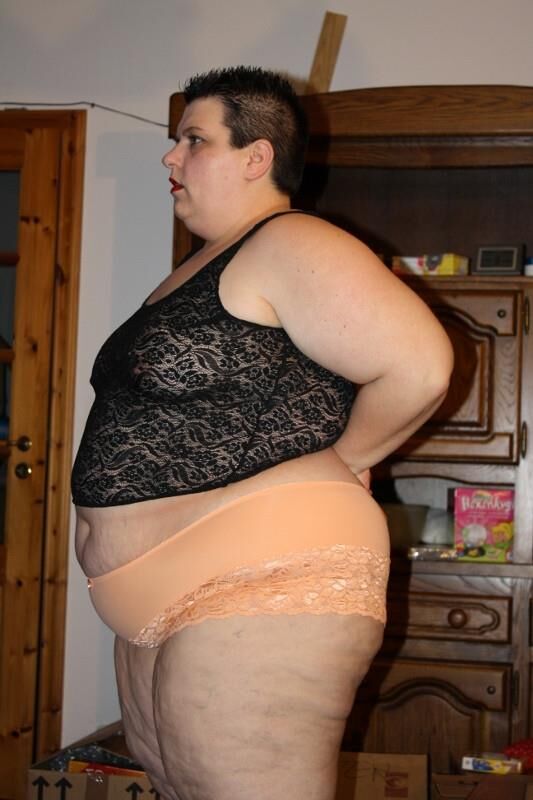 ランジェリーの脂肪とかなりドイツ語のSSBBW主婦