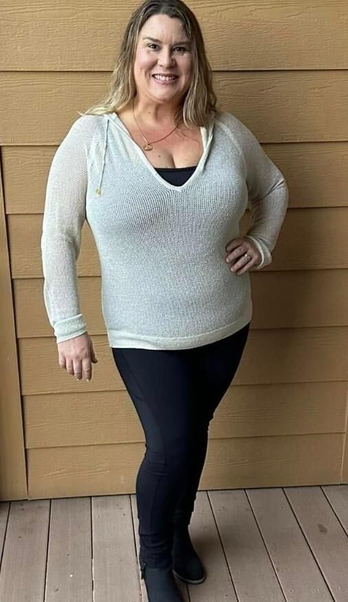 Fett BBW Blonde Frau, die Kleidung abgieß