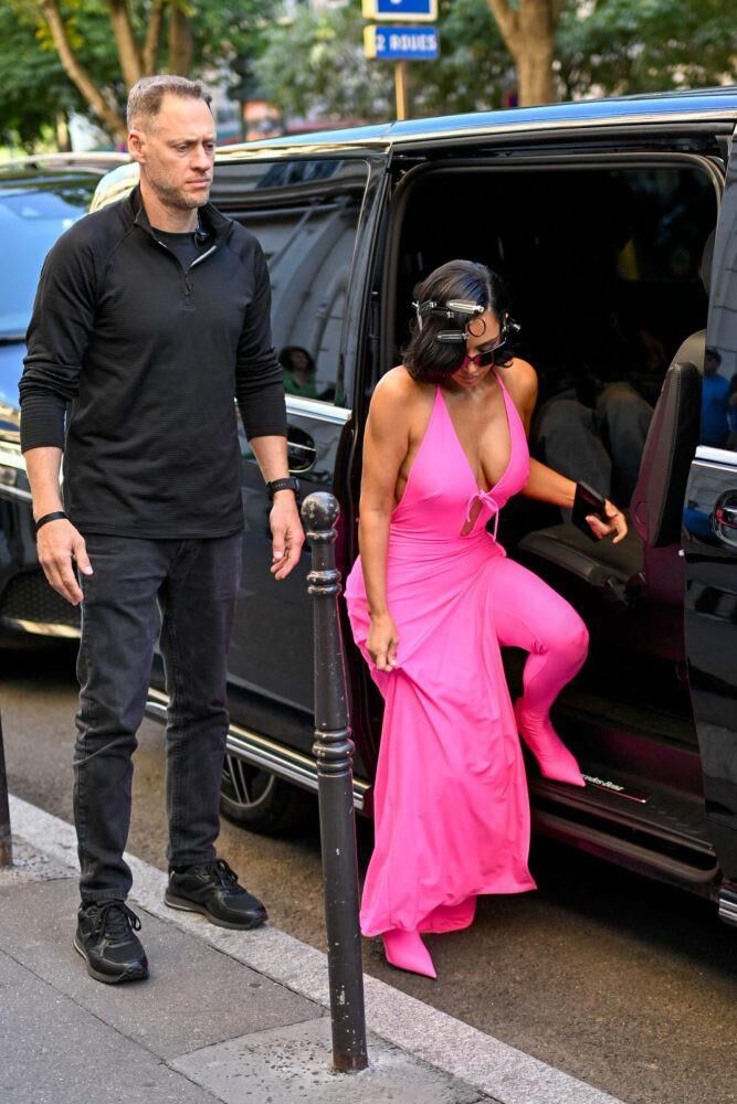 Kim Kardashian kommt in Balenciaga Fitn in Paris an