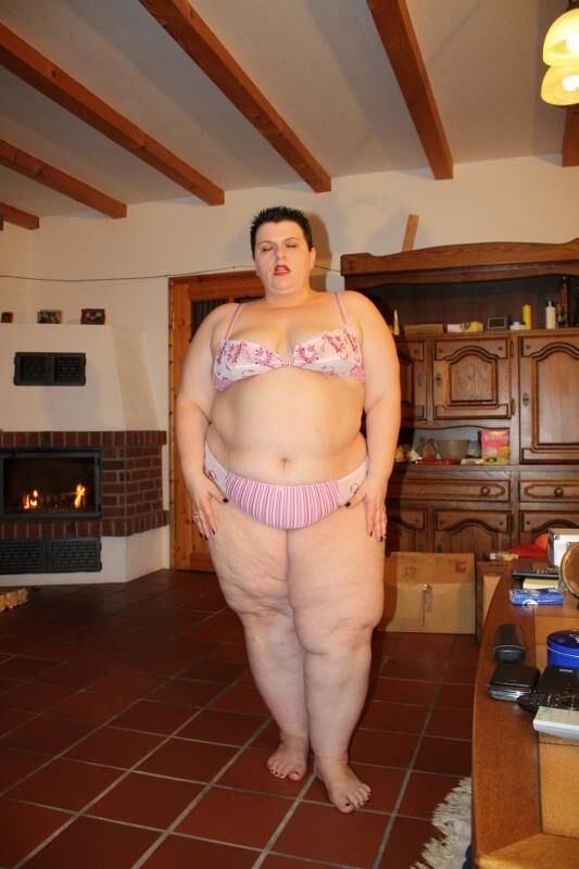 ランジェリーの脂肪とかなりドイツ語のSSBBW主婦
