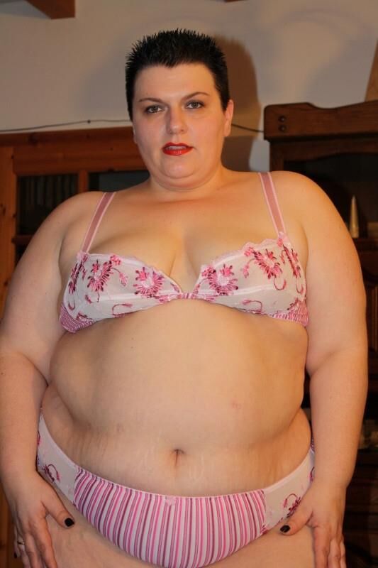ランジェリーの脂肪とかなりドイツ語のSSBBW主婦