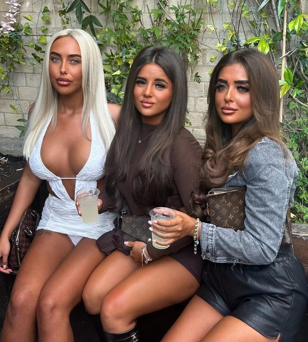 Bimbos Chav Hündinnen, um unsere vollen Kugeln so schnell zu streicheln und abzulassen
