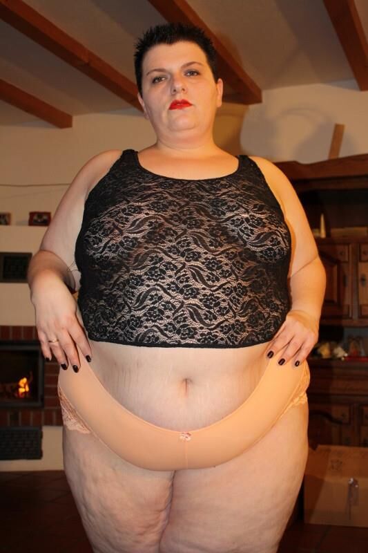 ランジェリーの脂肪とかなりドイツ語のSSBBW主婦