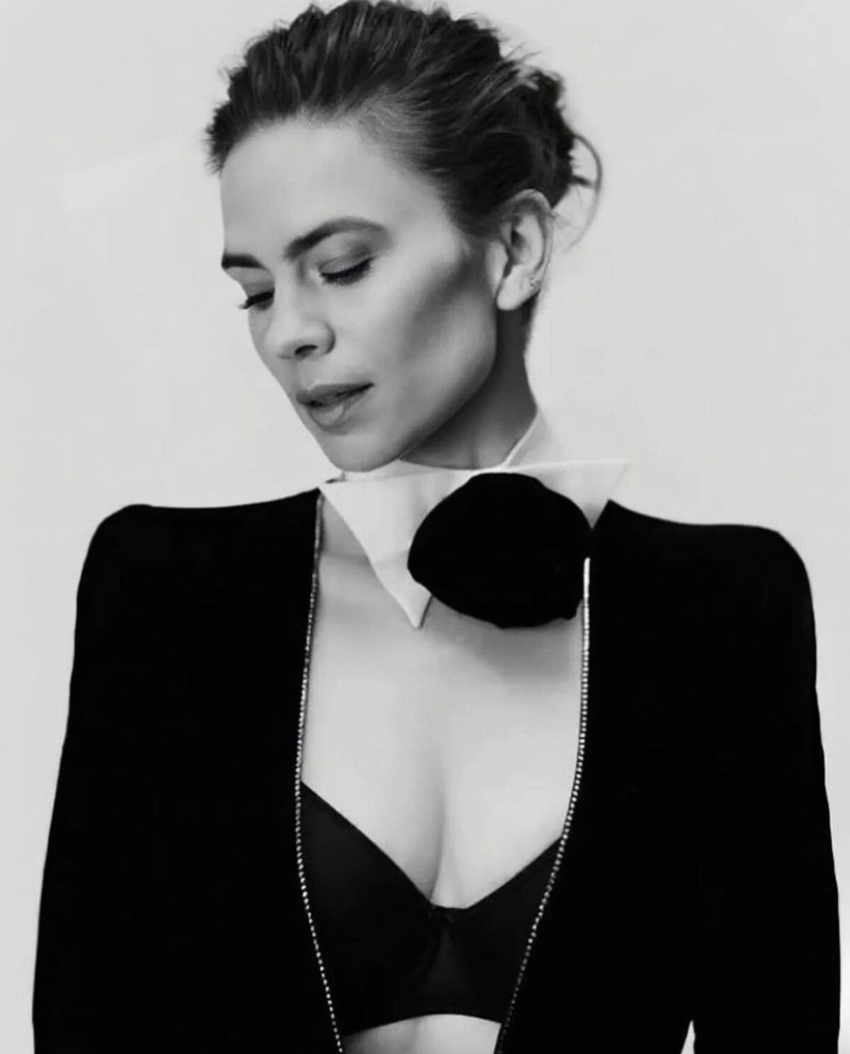 Hayley Atwell Black BH Fotoshooting