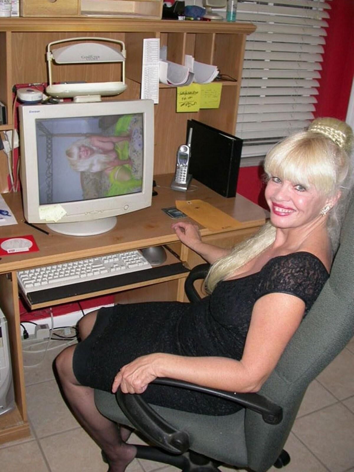 Linda Starr köstliche reife vollbusige Blondine enthüllt ihre heißen Melonen