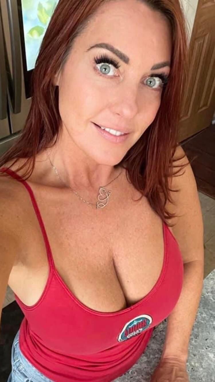 Beautiful Breasts Cleavage Teasing the titties 