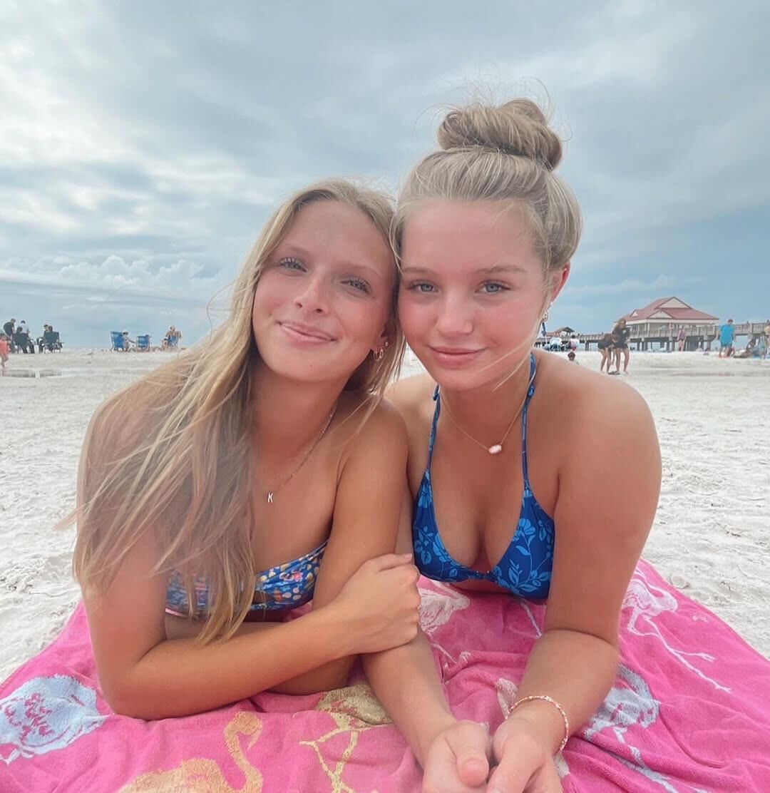 Bikini Blonde Bate