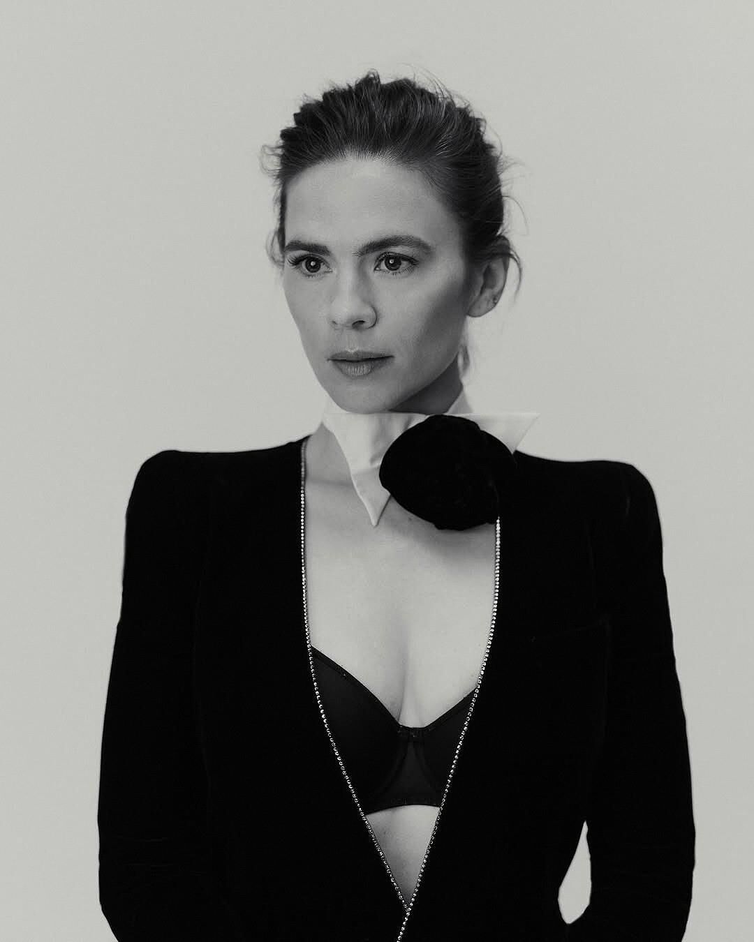 Hayley Atwell Black BH Fotoshooting